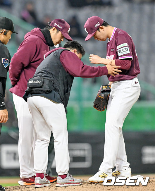 [OSEN=인천, 민경훈 기자] 1일 인천 SSG랜더스필드에서 ‘2026 신한 SOL KBO리그’ SSG 랜더스와 키움 히어로즈의 경기가 열렸다. 5회말 2사 SSG 에레디아의 타구에 맞은 키움 선발 배동현이 상태를 살피고 있다. 2026.04.01&nbsp;/ rumi@osen.co.kr