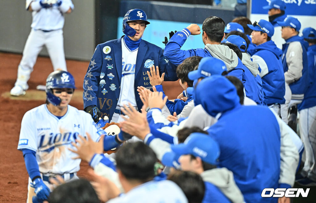 1일 대구삼성라이온즈파크에서 2026 신한 SOL KBO 리그 삼성 라이온즈와 두산 베어스의 경기가 열렸다. 홈팀 삼성은 양창섭이, 방문팀 두산은 최승용이 선발 출전했다. 삼성 라이온즈 구자욱이 6회말 1사 2루 우월 2점 홈런을 치고 하이파이브를 하고 있다. 2026.04.01 / foto0307@osen.co.kr