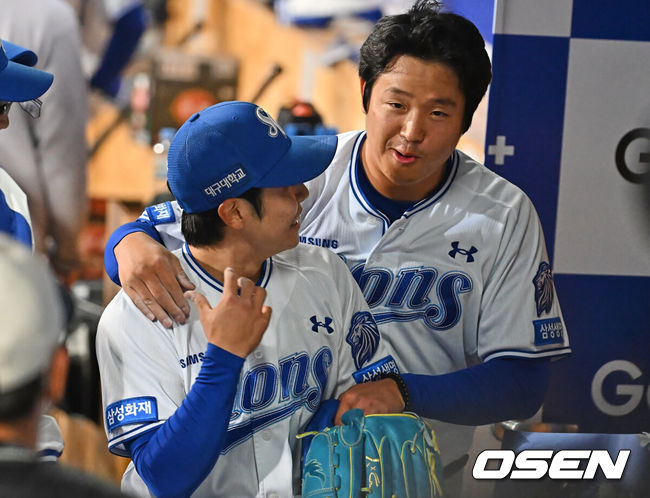 [OSEN=대구, 이석우 기자] 1일 대구삼성라이온즈파크에서 2026 신한 SOL KBO 리그 삼성 라이온즈와 두산 베어스의 경기가 열렸다. 홈팀 삼성은 양창섭이, 방문팀 두산은 최승용이 선발 출전했다. 삼성 라이온즈 김지찬이 4회초 2사 1,2루 두산 베어스 양석환의 타구를 호수비로 잡아내고 양창섭의 축하를 받고 있다. 2026.04.01 / foto0307@osen.co.kr