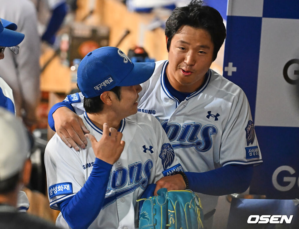 1일 대구삼성라이온즈파크에서 2026 신한 SOL KBO 리그 삼성 라이온즈와 두산 베어스의 경기가 열렸다. 홈팀 삼성은 양창섭이, 방문팀 두산은 최승용이 선발 출전했다. 삼성 라이온즈 김지찬이 4회초 2사 1,2루 두산 베어스 양석환의 타구를 호수비로 잡아내고 양창섭의 축하를 받고 있다. 2026.04.01 / foto0307@osen.co.kr