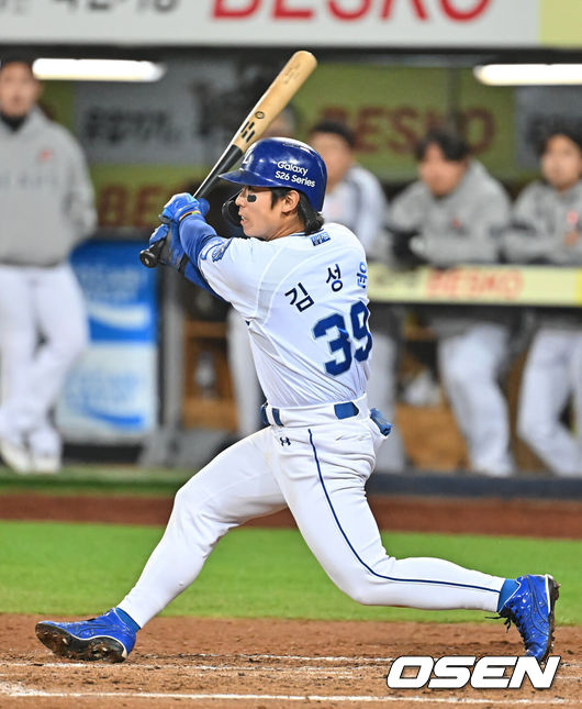 [OSEN=대구, 이석우 기자] 1일 대구삼성라이온즈파크에서 2026 신한 SOL KBO 리그 삼성 라이온즈와 두산 베어스의 경기가 열렸다. 홈팀 삼성은 양창섭이, 방문팀 두산은 최승용이 선발 출전했다. 삼성 라이온즈 김성윤이 4회말 무사 1,2루 좌중간 2타점 2루타를 치고 있다. 2026.04.01 / foto0307@osen.co.kr