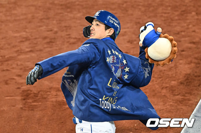 [OSEN=대구, 이석우 기자] 1일 대구삼성라이온즈파크에서 2026 신한 SOL KBO 리그 삼성 라이온즈와 두산 베어스의 경기가 열렸다. 홈팀 삼성은 양창섭이, 방문팀 두산은 최승용이 선발 출전했다. 삼성 라이온즈 구자욱이 6회말 1사 2루 우월 2점 홈런을 치고 팬들에게 인형을 던져주고 있다. 2026.04.01 / foto0307@osen.co.kr
