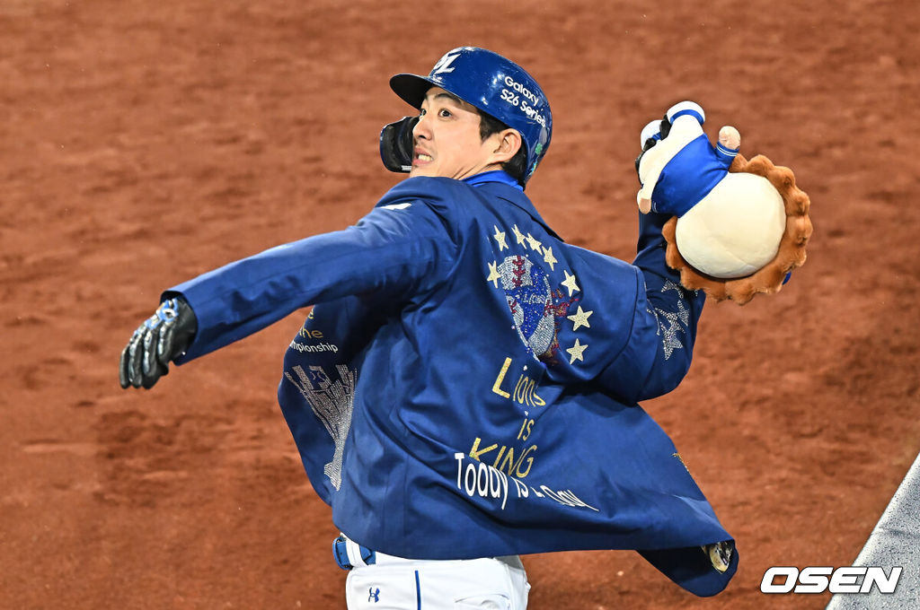 1일 대구삼성라이온즈파크에서 2026 신한 SOL KBO 리그 삼성 라이온즈와 두산 베어스의 경기가 열렸다. 홈팀 삼성은 양창섭이, 방문팀 두산은 최승용이 선발 출전했다. 삼성 라이온즈 구자욱이 6회말 1사 2루 우월 2점 홈런을 치고 팬들에게 인형을 던져주고 있다. 2026.04.01 / foto0307@osen.co.kr