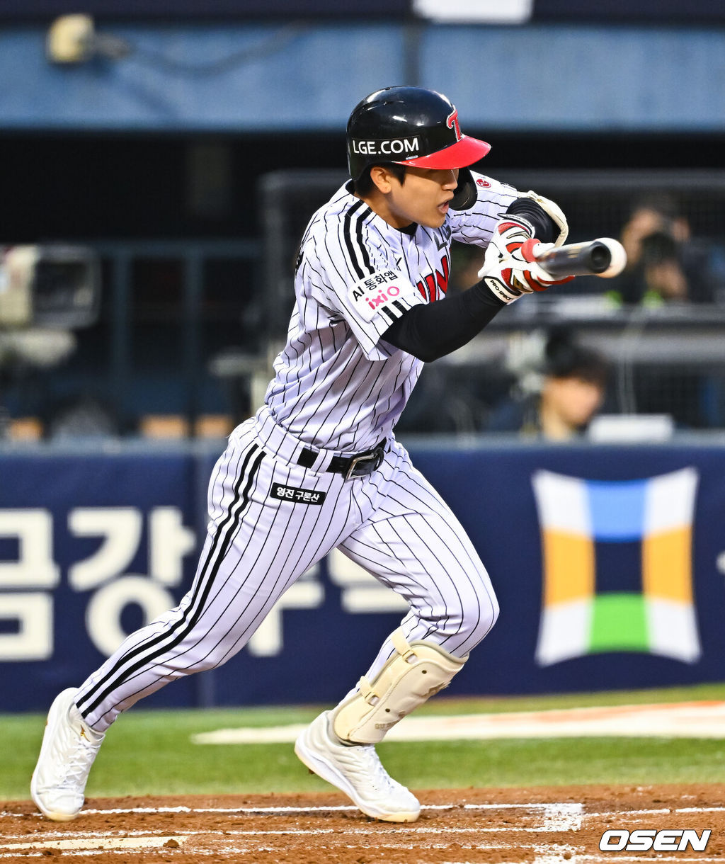 1일 서울 잠실야구장에서 2026 신한 SOL KBO리그 LG 트윈스와 KIA 타이거즈의 경기가 열렸다. 이날 LG는 송승기를, KIA는 양현종을 선발로 내세웠다.1회말 2사 1,3루 LG 구본혁이 1타점 기습번트안타를 성공시키고 있다  2026.04.01 / soul1014@osen.co.kr