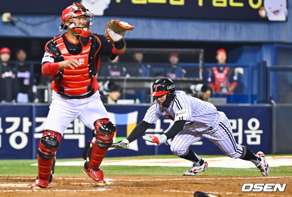 1일 서울 잠실야구장에서 2026 신한 SOL KBO리그 LG 트윈스와 KIA 타이거즈의 경기가 열렸다. 이날 LG는 송승기를, KIA는 양현종을 선발로 내세웠다.8회말 1사 3루 LG 홍창기의 내야땅볼때 3루 대주자 최원영이 홈쇄도해 세이프되고 있다.      2026.04.01 / soul1014@osen.co.kr