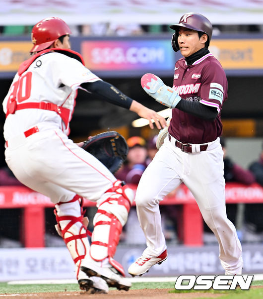 [OSEN=인천, 민경훈 기자] 1일 인천 SSG랜더스필드에서 ‘2026 신한 SOL KBO리그’ SSG 랜더스와 키움 히어로즈의 경기가 열렸다. 1회초 2사 주자 2루 키움 추재현의 좌익수 앞 1타점 적시타때 이주형이 홈에서 세이프 되고 있다. 2026.04.01&nbsp;/ rumi@osen.co.kr