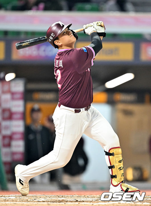 [OSEN=인천, 민경훈 기자] 1일 인천 SSG랜더스필드에서 ‘2026 신한 SOL KBO리그’ SSG 랜더스와 키움 히어로즈의 경기가 열렸다. 6회초 2사 주자 2루 키움 김건희가 우익수 오른쪽 1타점 적시 2루타를 때리고 있다 . 2026.04.01&nbsp;/ rumi@osen.co.kr