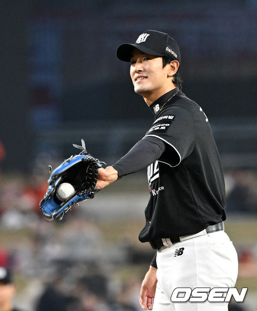 [OSEN=대전, 이대선 기자] 1일 대전 한화생명볼파크에서 2026 신한 SOL KBO리그 한화 이글스와 KT 위즈의 경기가 열렸다.이날 한화는 류현진, KT는 고영표를 선발로 내세웠다.1회말 무사에서 KT 선발투수 고영표가 투구를 준비하고 있다. 2026.04.01 /sunday@osen.co.kr