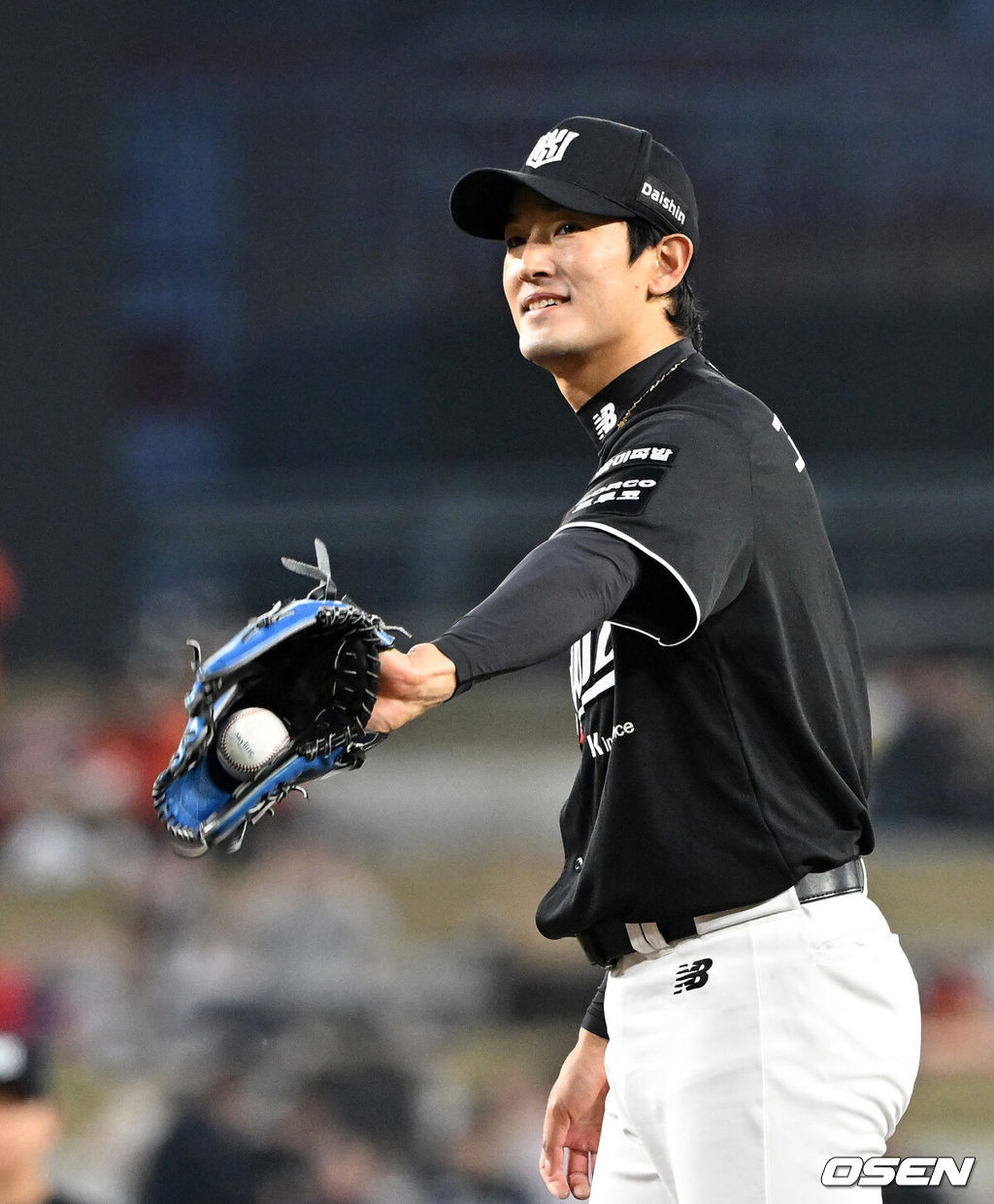 1일 대전 한화생명볼파크에서 2026 신한 SOL KBO리그 한화 이글스와 KT 위즈의 경기가 열렸다.이날 한화는 류현진, KT는 고영표를 선발로 내세웠다.1회말 무사에서 KT 선발투수 고영표가 투구를 준비하고 있다. 2026.04.01 /sunday@osen.co.kr