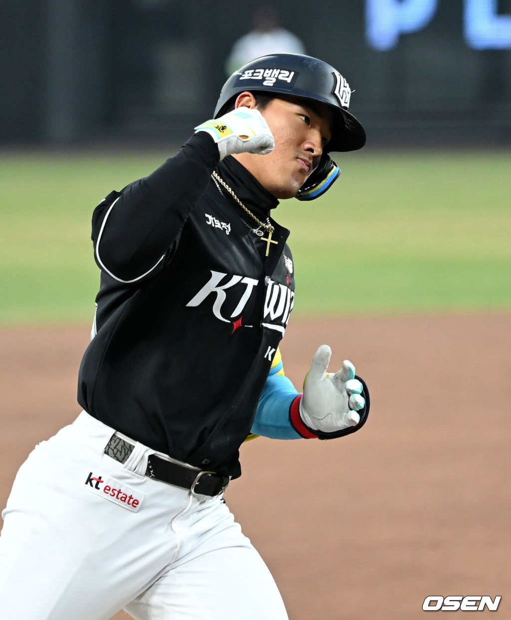 1일 대전 한화생명볼파크에서 2026 신한 SOL KBO리그 한화 이글스와 KT 위즈의 경기가 열렸다.이날 한화는 류현진, KT는 고영표를 선발로 내세웠다.1회초 2사에서 KT 안현민이 중월 솔로홈런을 치고 환호하고 있다. 2026.04.01 /sunday@osen.co.kr