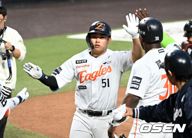 [OSEN=대전, 이대선 기자] 1일 대전 한화생명볼파크에서 2026 신한 SOL KBO리그 한화 이글스와 KT 위즈의 경기가 열렸다.이날 한화는 류현진, KT는 고영표를 선발로 내세웠다.1회말 1사 1루에서 한화 문현빈이 우월 투런 홈런을 치고 환호하고 있다. 2026.04.01 /sunday@osen.co.kr