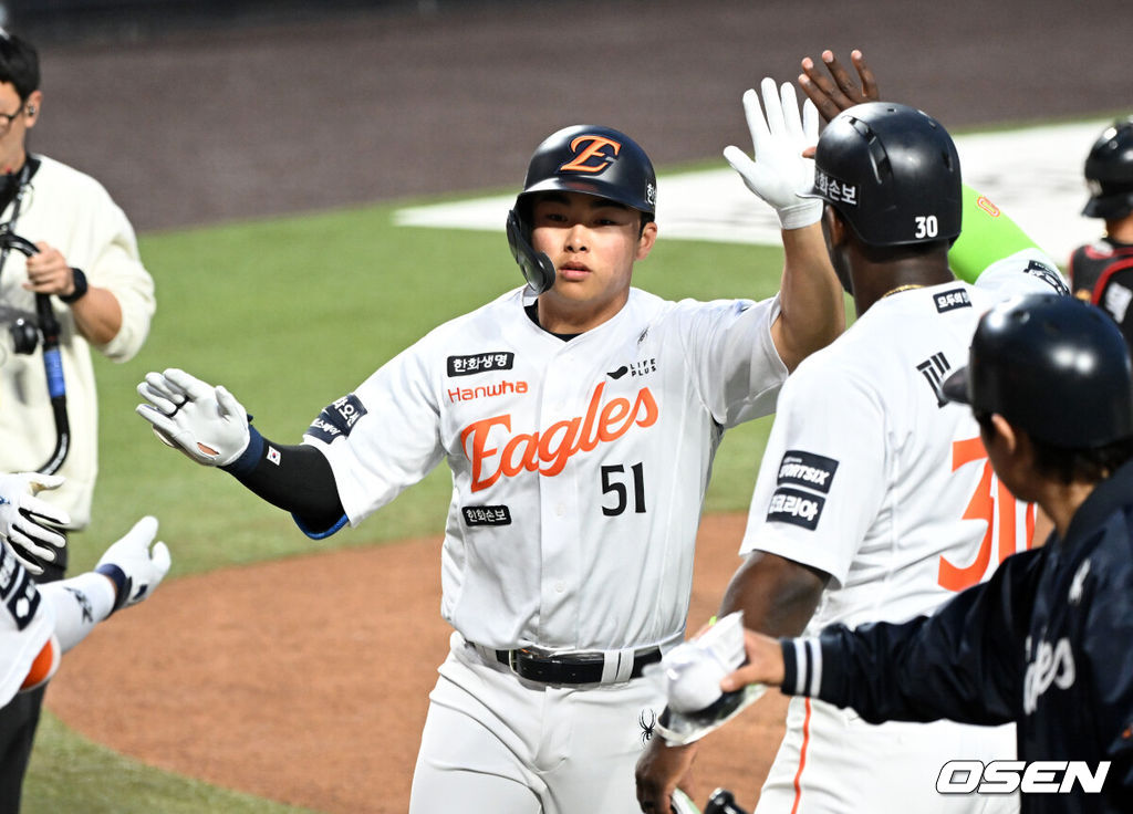 1일 대전 한화생명볼파크에서 2026 신한 SOL KBO리그 한화 이글스와 KT 위즈의 경기가 열렸다.이날 한화는 류현진, KT는 고영표를 선발로 내세웠다.1회말 1사 1루에서 한화 문현빈이 우월 투런 홈런을 치고 환호하고 있다. 2026.04.01 /sunday@osen.co.kr