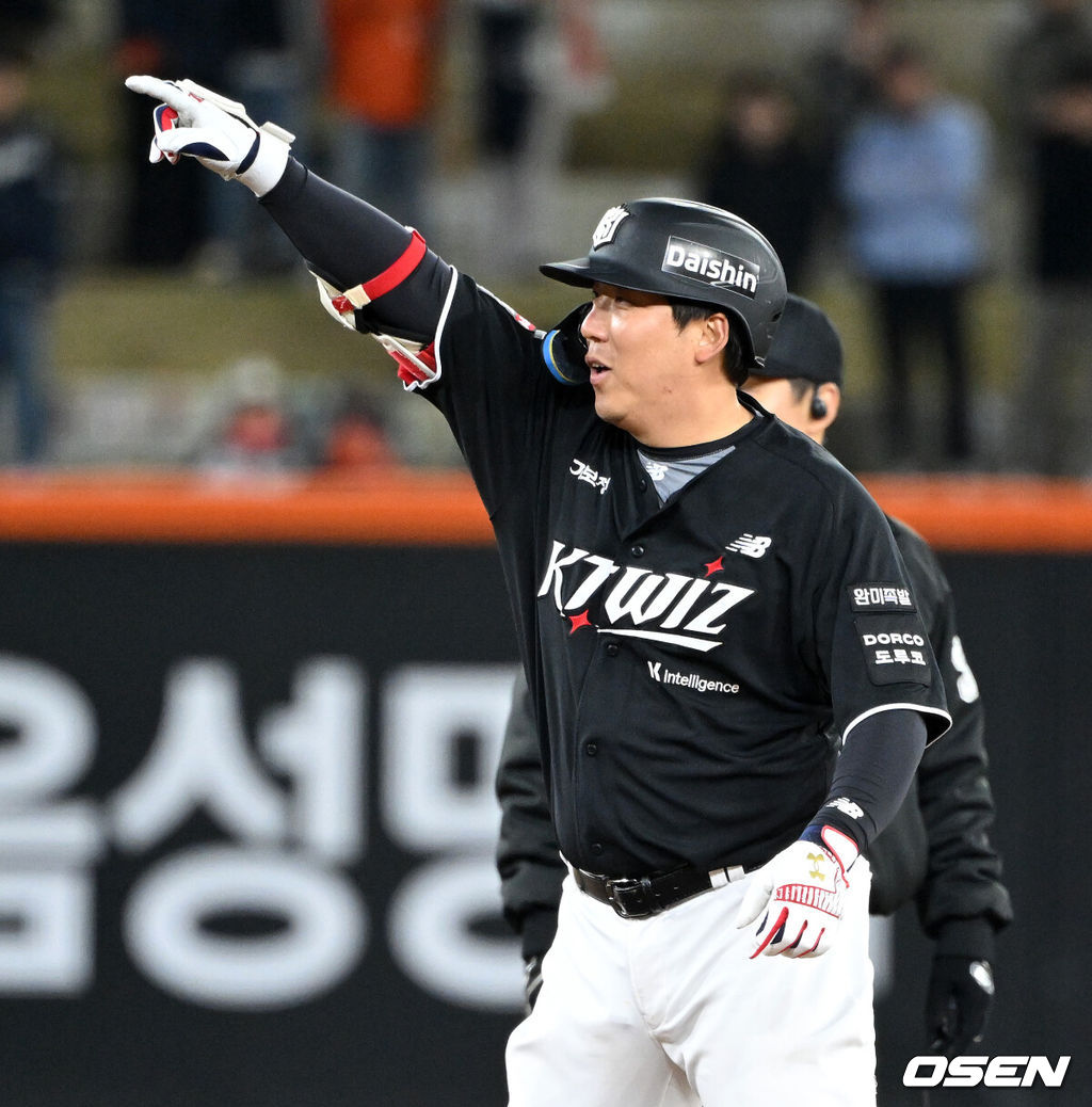 1일 대전 한화생명볼파크에서 2026 신한 SOL KBO리그 한화 이글스와 KT 위즈의 경기가 열렸다.이날 한화는 류현진, KT는 고영표를 선발로 내세웠다.9회초 2사 만루에서 KT 김현수가 우전 3타점 적시타를 치고 환호하고 있다. 2026.04.01 /sunday@osen.co.kr