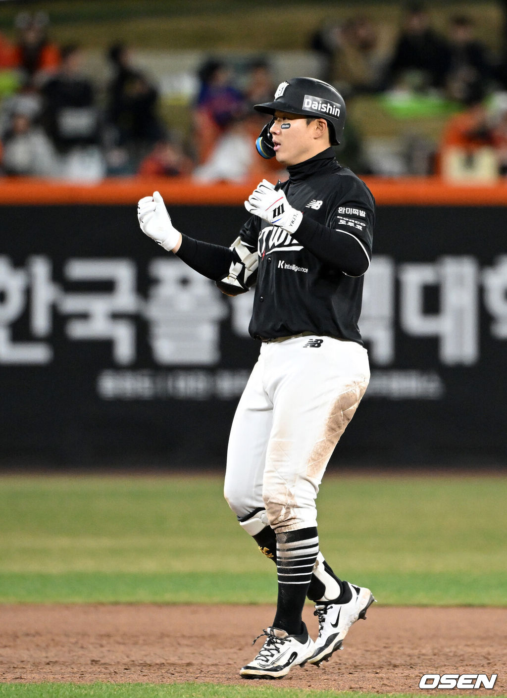 1일 대전 한화생명볼파크에서 2026 신한 SOL KBO리그 한화 이글스와 KT 위즈의 경기가 열렸다.이날 한화는 류현진, KT는 고영표를 선발로 내세웠다.8회초 2사 만루에서 KT 최원준이 우월 3타점 적시 2루타를 치고 환호하고 있다. 2026.04.01 /sunday@osen.co.krc