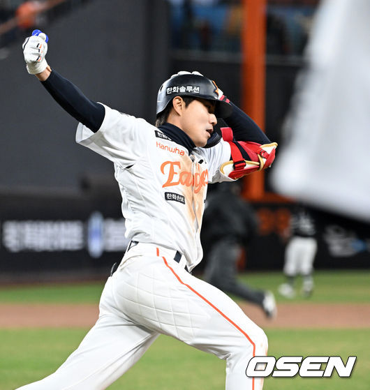 [OSEN=대전, 이대선 기자] 1일 대전 한화생명볼파크에서 2026 신한 SOL KBO리그 한화 이글스와 KT 위즈의 경기가 열렸다.이날 한화는 류현진, KT는 고영표를 선발로 내세웠다.8회말 1사 1,2루에서 한화 심우준이 좌월 스리런 홈런을 치고 환호하고 있다. 2026.04.01 /sunday@osen.co.krc