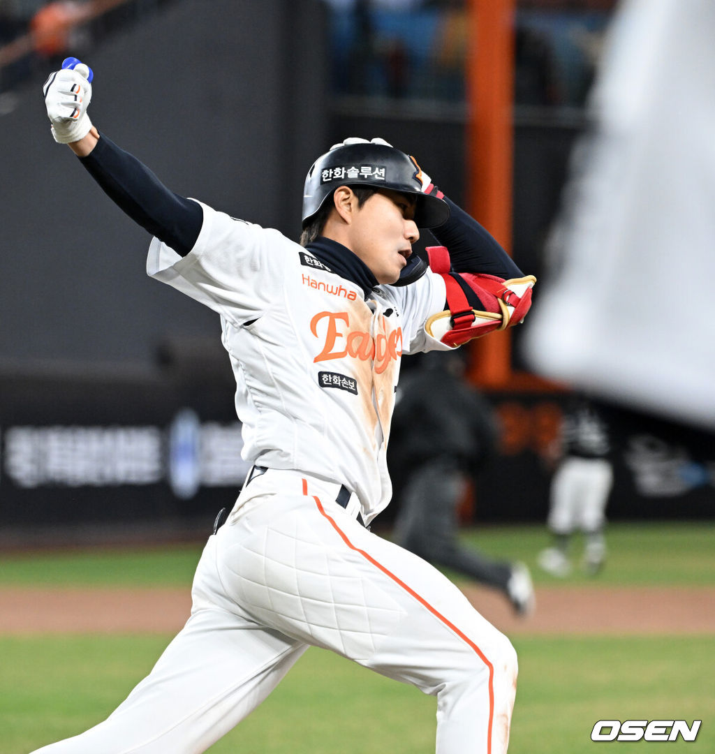 1일 대전 한화생명볼파크에서 2026 신한 SOL KBO리그 한화 이글스와 KT 위즈의 경기가 열렸다.이날 한화는 류현진, KT는 고영표를 선발로 내세웠다.8회말 1사 1,2루에서 한화 심우준이 좌월 스리런 홈런을 치고 환호하고 있다. 2026.04.01 /sunday@osen.co.krc