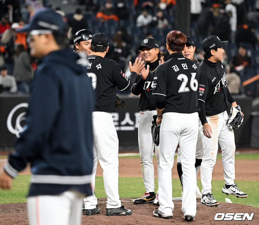 프로야구 KT 위즈가 한화 이글스를 연이틀 꺾고 개막 4연승을 달렸다.이강철 감독이 이끄는 KT는 1일 대전 한화생명 볼파크에서 열린 2026 신한 SOL KBO리그 한화와의 원정경기에서 난타전 끝에 14-11 역전승을 거뒀다. 이날 승리까지 KT가 4경기 전승을 기록 중이고, 한화는 2승2패를 마크했다.경기 종료 후 KT 선수들이 승리의 기쁨을 나누고 있다. 2026.04.01 /sunday@osen.co.kr