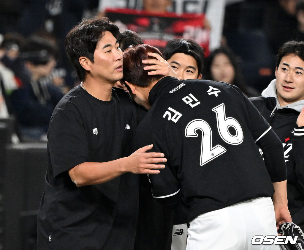 프로야구 KT 위즈가 한화 이글스를 연이틀 꺾고 개막 4연승을 달렸다.이강철 감독이 이끄는 KT는 1일 대전 한화생명 볼파크에서 열린 2026 신한 SOL KBO리그 한화와의 원정경기에서 난타전 끝에 14-11 역전승을 거뒀다. 이날 승리까지 KT가 4경기 전승을 기록 중이고, 한화는 2승2패를 마크했다.경기 종료 후 KT 우규민과 김민수가 승리의 기쁨을 나누고 있다. 2026.04.01 /sunday@osen.co.kr