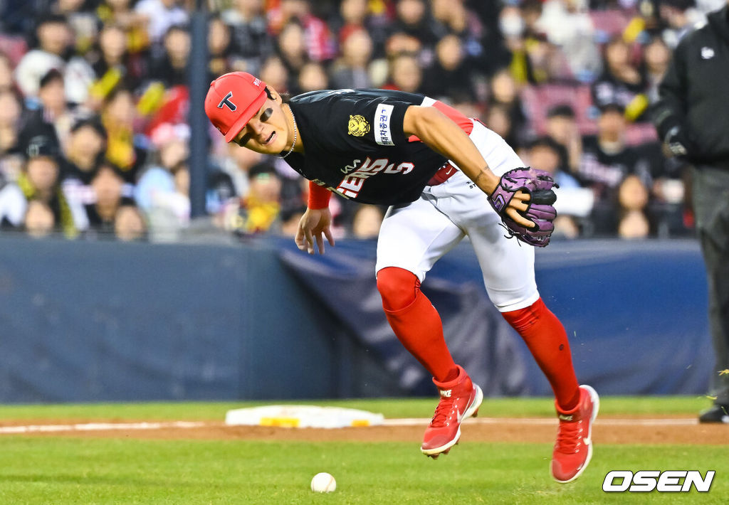 1일 서울 잠실야구장에서 2026 신한 SOL KBO리그 LG 트윈스와 KIA 타이거즈의 경기가 열렸다. 이날 LG는 송승기를, KIA는 양현종을 선발로 내세웠다.1회말 2사 1,3루 LG 구본혁의 1타점 기습번트안타때 KIA 김도영 3루수가 공을 놓친뒤 아쉬워하고 있다.  2026.04.01 / soul1014@osen.co.kr