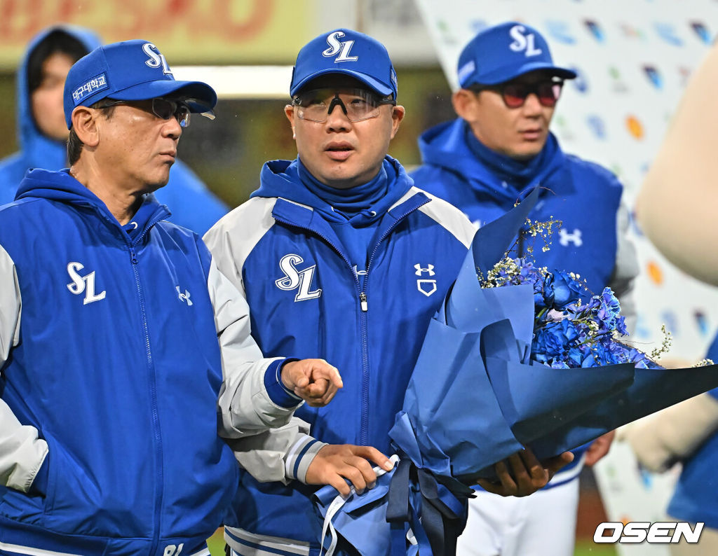 1일 대구삼성라이온즈파크에서 2026 신한 SOL KBO 리그 삼성 라이온즈와 두산 베어스의 경기가 열렸다. 삼성이 두산에 13-3으로 대승을 거뒀다.삼성 라이온즈 박진만 감독이 KBO리그 최초 3000승을 기록하고 축하 꽃다발을 받고 있다. 2026.04.01 / foto0307@osen.co.kr