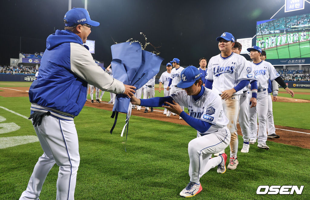 1일 대구삼성라이온즈파크에서 2026 신한 SOL KBO 리그 삼성 라이온즈와 두산 베어스의 경기가 열렸다. 삼성이 두산에 13-3으로 대승을 거뒀다.삼성 라이온즈 박진만 감독이 KBO리그 최초 3000승을 기록한 후 박진만 감독에게 축하 꽃다발을 전달하고 있다. 2026.04.01 / foto0307@osen.co.kr