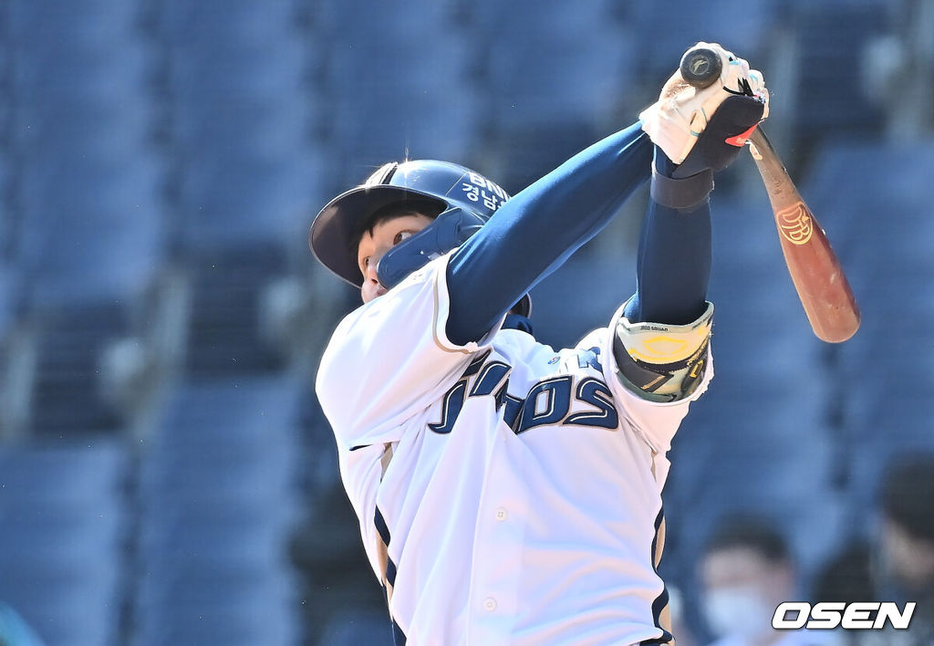 19일 창원NC파크에서 2026 신한 SOL KBO 리그 시범경기 NC 다이노스와 삼성 라이온즈의 경기가 열렸다. 홈팀 NC는 토다가, 방문팀 삼성은 이승현이 선발 출전했다. NC 다이노스 신재인이 5회말 2사 중견수 앞 안타를 치고  있다. 2026.03.19 / foto0307@osen.co.kr