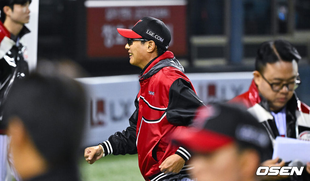 프로야구 LG 트윈스가 KIA 타이거즈를 꺾고 개막 3연패에서 탈출했다. LG는 1일 서울 잠실구장에서 열린 2027 KBO리그 KIA와 시즌 2차전 맞대결에서 7-2로 승리했다. 이로써 LG는 개막 3연패를 끊고 첫 승을 신고했다.경기종료 후 LG 염경엽 감독이 미소 짓고 있다.    2026.04.01 / soul1014@osen.co.kr