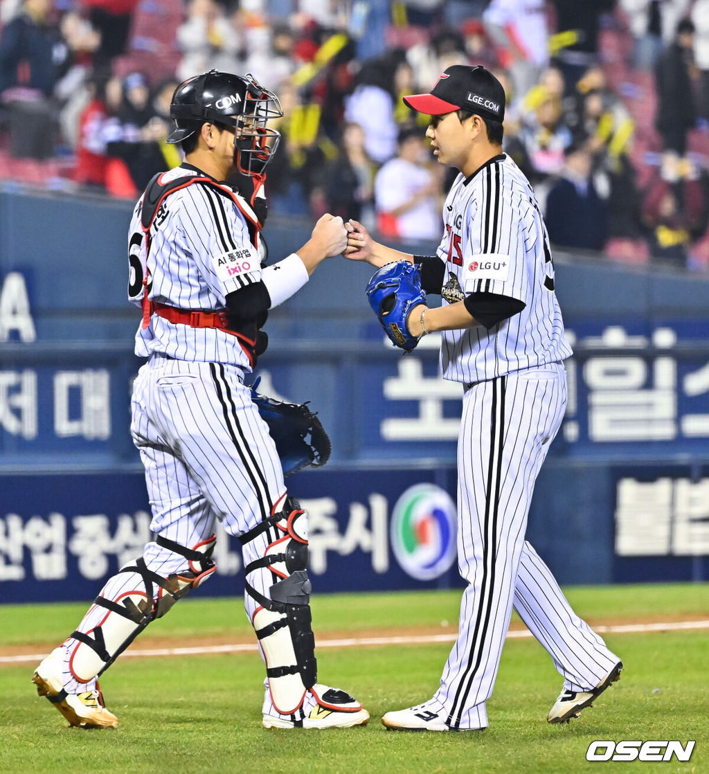 프로야구 LG 트윈스가 KIA 타이거즈를 꺾고 개막 3연패에서 탈출했다. LG는 1일 서울 잠실구장에서 열린 2027 KBO리그 KIA와 시즌 2차전 맞대결에서 7-2로 승리했다. 이로써 LG는 개막 3연패를 끊고 첫 승을 신고했다.경기종료 후 LG 유영찬 투수와 이주헌 포수가 승리의 기쁨을 나누고 있다.     2026.04.01 / soul1014@osen.co.kr