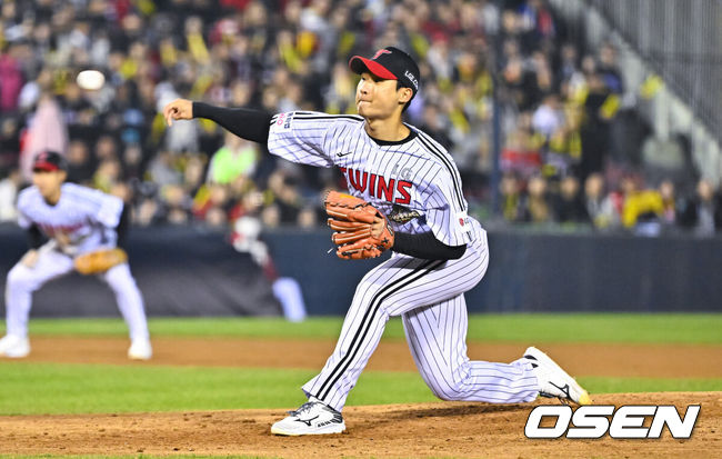 [OSEN=잠실, 박준형 기자] 1일 서울 잠실야구장에서 2026 신한 SOL KBO리그 LG 트윈스와 KIA 타이거즈의 경기가 열렸다. 이날 LG는 송승기를, KIA는 양현종을 선발로 내세웠다.8회초 LG 우강훈 투수가 역투하고 있다.     2026.04.01 / soul1014@osen.co.kr