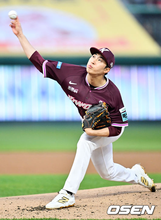 [OSEN=인천, 민경훈 기자] 1일 인천 SSG랜더스필드에서 ‘2026 신한 SOL KBO리그’ SSG 랜더스와 키움 히어로즈의 경기가 열렸다. 키움 선발 배동현이 마운드 위에서 힘차게 공을 뿌리고 있다. 2026.04.01&nbsp;/ rumi@osen.co.kr