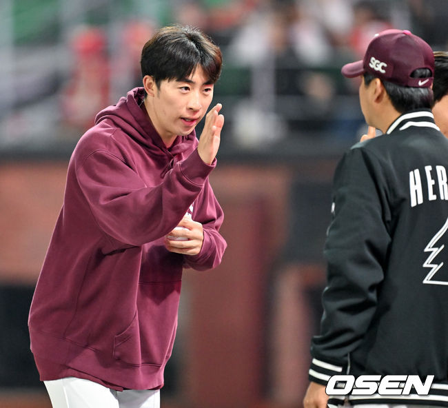 1일 인천 SSG랜더스필드에서 ‘2026 신한 SOL KBO리그’ SSG 랜더스와 키움 히어로즈의 경기가 열렸다. 경기를 마치고 배동현이 키움 설종진 감독과 하이파이브를 하고 있다. 2026.04.01 / rumi@osen.co.kr