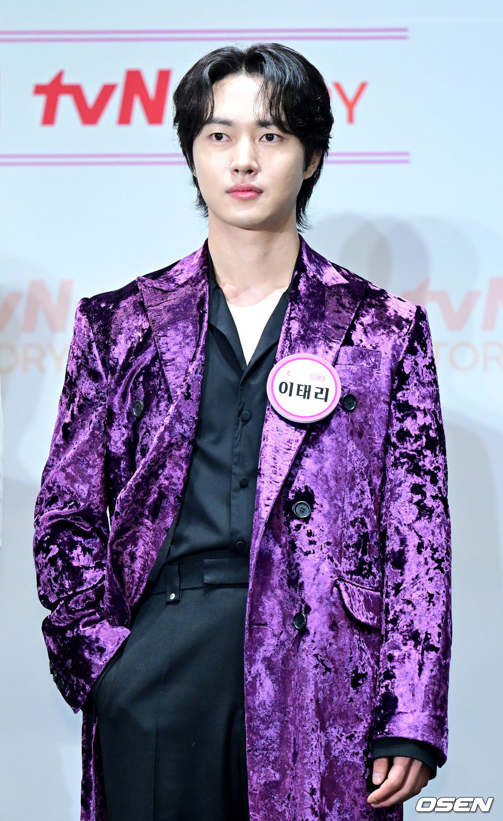 4일 오후 서울 라마다서울신도림호텔에서 tvN STORY ‘잘생긴 트롯’ 제작발표회가 열렸다.‘잘생긴 트롯’은 연예계 대표 12명의 남자 스타들이 트롯에 진정성을 가지고 도전하는 신(新) 음악 예능이다.배우 이태리가 포토타임을 하고 있다. 2025.02.04 / dreamer@osen.co.kr