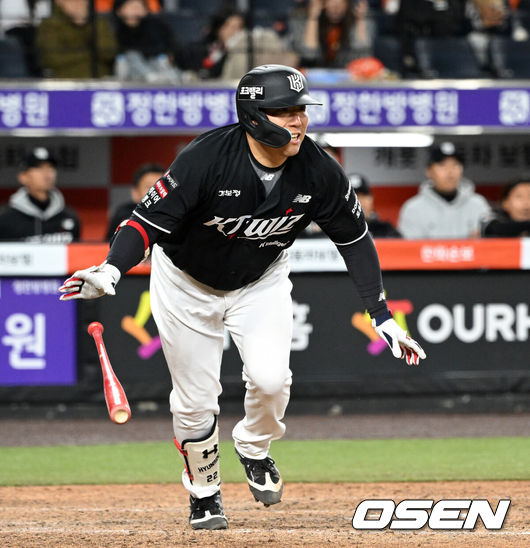 [OSEN=대전, 이대선 기자] 1일 대전 한화생명볼파크에서 2026 신한 SOL KBO리그 한화 이글스와 KT 위즈의 경기가 열렸다.이날 한화는 류현진, KT는 고영표를 선발로 내세웠다.9회초 2사 만루에서 KT 김현수가 우전 3타점 적시타를 치고 있다. 2026.04.01 /sunday@osen.co.kr