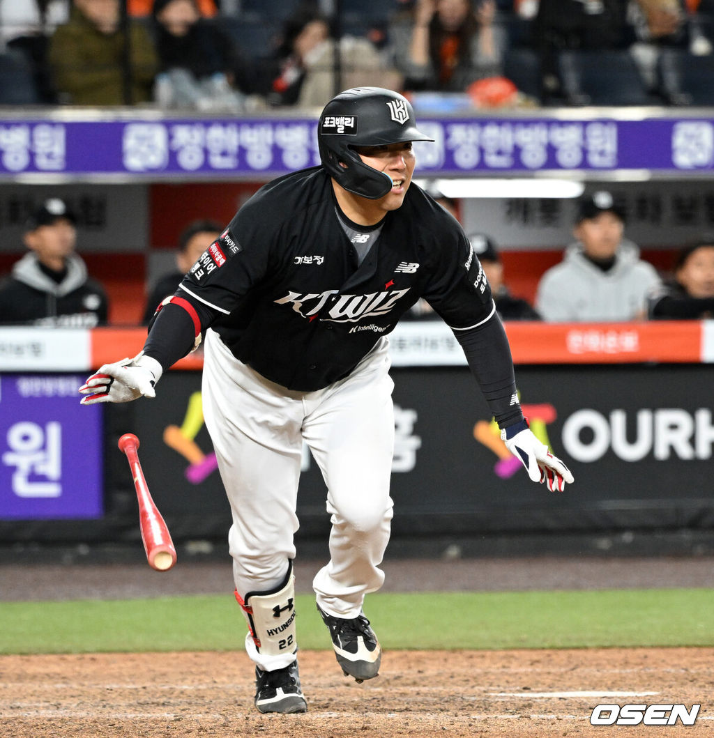 1일 대전 한화생명볼파크에서 2026 신한 SOL KBO리그 한화 이글스와 KT 위즈의 경기가 열렸다.이날 한화는 류현진, KT는 고영표를 선발로 내세웠다.9회초 2사 만루에서 KT 김현수가 우전 3타점 적시타를 치고 있다. 2026.04.01 /sunday@osen.co.kr