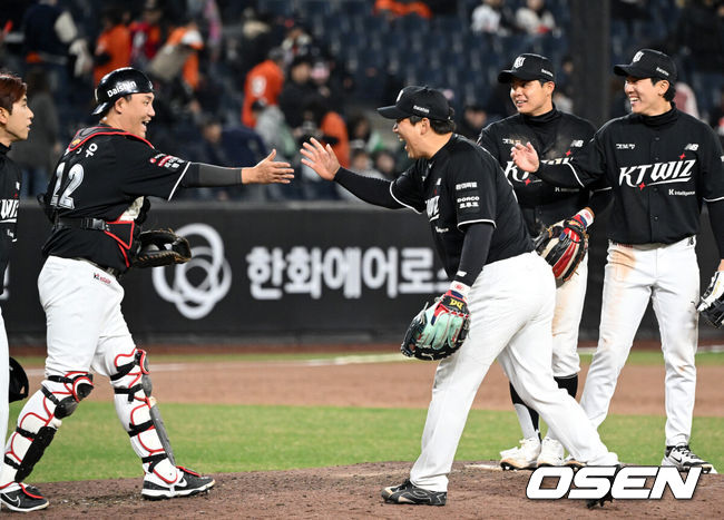 [OSEN=대전, 이대선 기자] 프로야구 KT 위즈가 한화 이글스를 연이틀 꺾고 개막 4연승을 달렸다.이강철 감독이 이끄는 KT는 1일 대전 한화생명 볼파크에서 열린 2026 신한 SOL KBO리그 한화와의 원정경기에서 난타전 끝에 14-11 역전승을 거뒀다. 이날 승리까지 KT가 4경기 전승을 기록 중이고, 한화는 2승2패를 마크했다.경기 종료 후 KT 선수들이 승리의 기쁨을 나누고 있다. 2026.04.01 /sunday@osen.co.kr