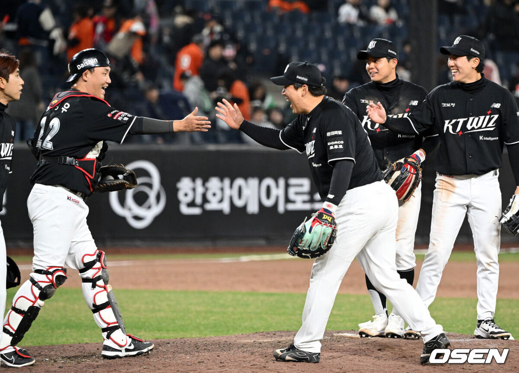 프로야구 KT 위즈가 한화 이글스를 연이틀 꺾고 개막 4연승을 달렸다.이강철 감독이 이끄는 KT는 1일 대전 한화생명 볼파크에서 열린 2026 신한 SOL KBO리그 한화와의 원정경기에서 난타전 끝에 14-11 역전승을 거뒀다. 이날 승리까지 KT가 4경기 전승을 기록 중이고, 한화는 2승2패를 마크했다.경기 종료 후 KT 선수들이 승리의 기쁨을 나누고 있다. 2026.04.01 /sunday@osen.co.kr