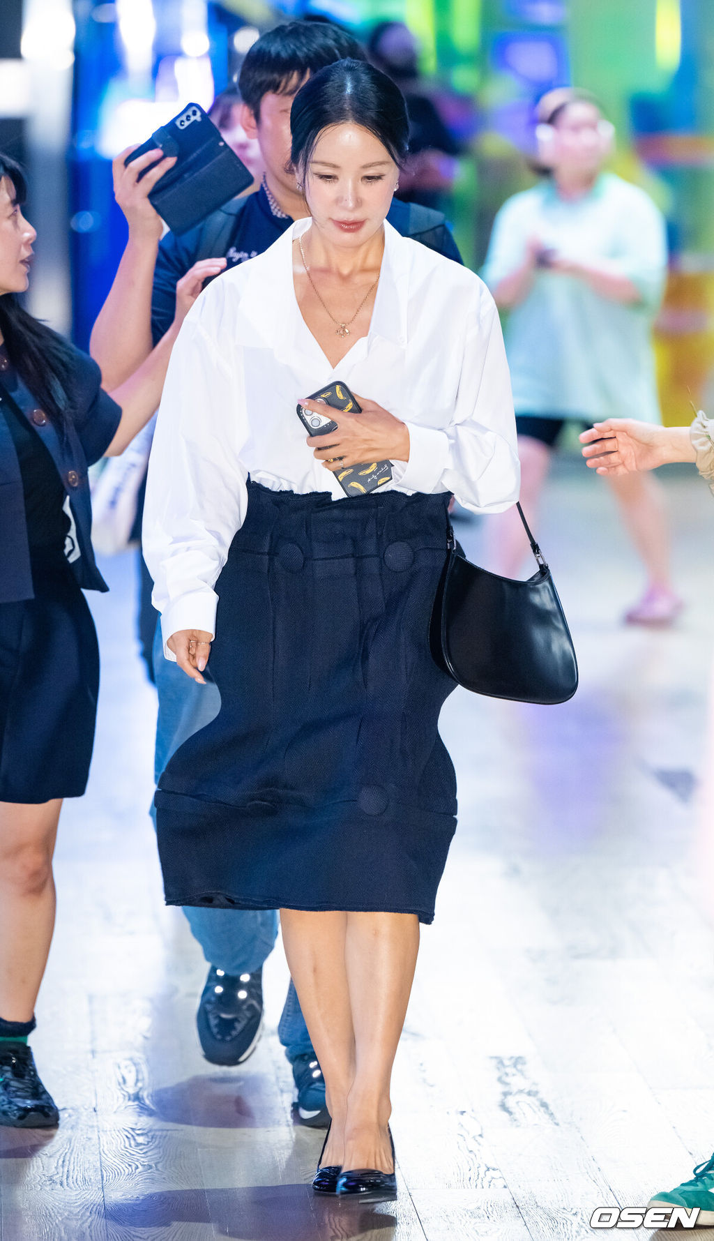 14일 오후 서울 코엑스 메가박스에서 영화 '마지막 숙제' 가족시사회 및 무대인사가 진행됐다.<br /><br />'마지막 숙제'는 임시 담임이 된 교사와 각자 색으로 마지막 숙제를 완성해가는 아이들 이야기로 성매매 혐의에 대해 벌금 100만원 약식기소 처분을 받은 후 활동을 중단했던 배우 엄태웅의 복귀작이다.<br /><br />엄태웅 누나 엄정화가 시사회에 참석하고 있다. 2025.08.14 / soul1014@osen.co.kr