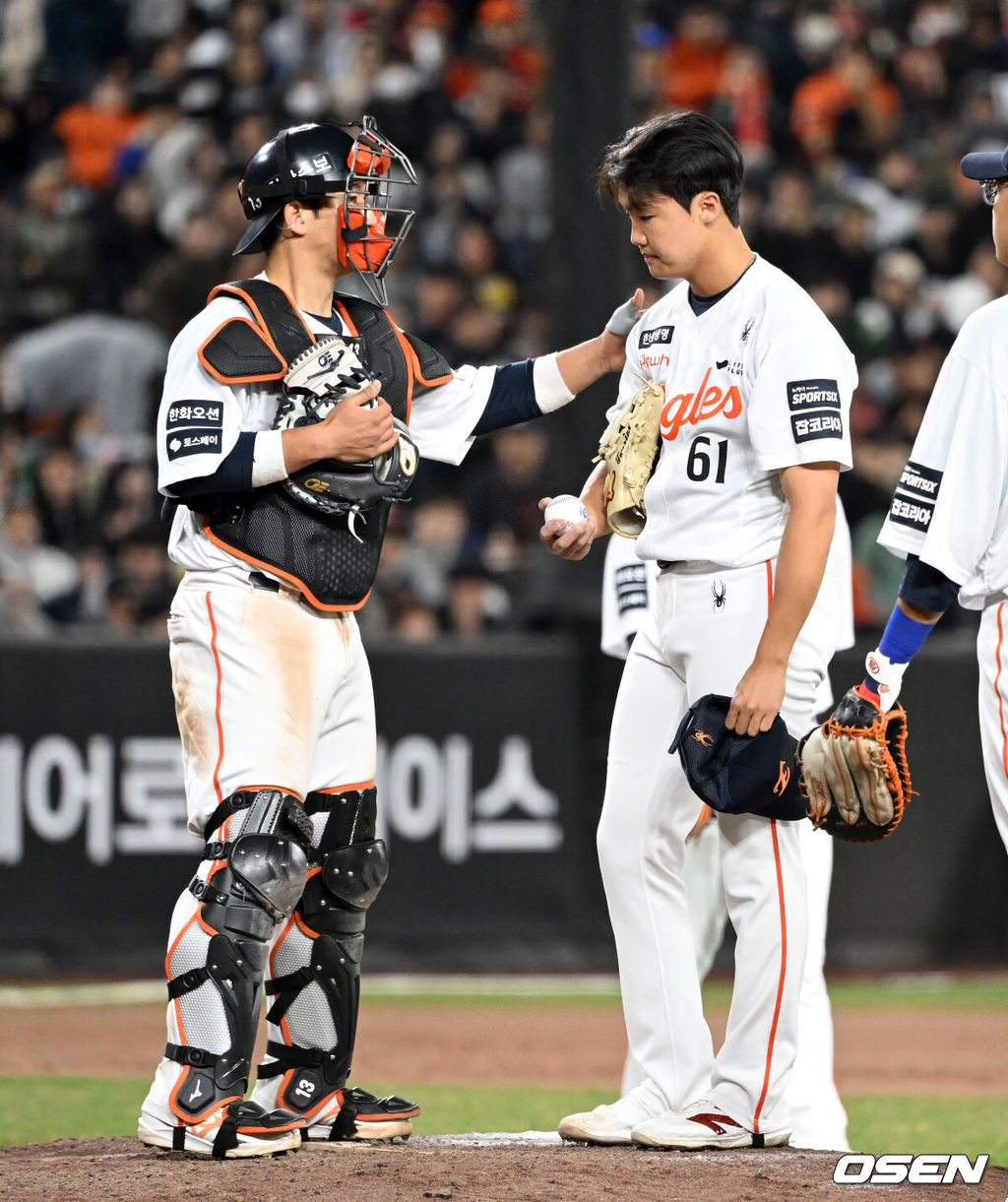 1일 대전 한화생명볼파크에서 2026 신한 SOL KBO리그 한화 이글스와 KT 위즈의 경기가 열렸다.이날 한화는 류현진, KT는 고영표를 선발로 내세웠다.7회초 2사 1,3루에서 한화 정우주가 마운드를 내려가고 있다. 2026.04.01 /sunday@osen.co.krc