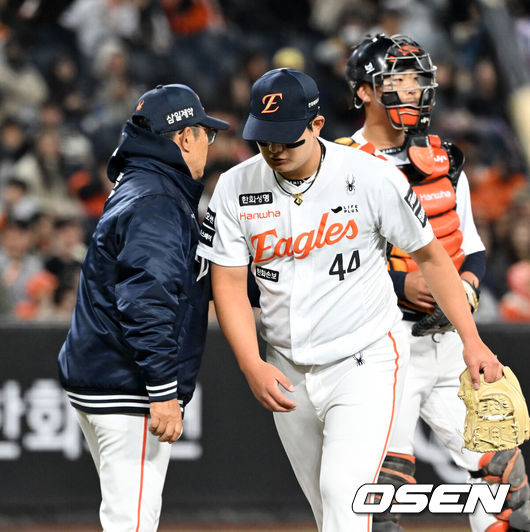 [OSEN=대전, 이대선 기자] 1일 대전 한화생명볼파크에서 2026 신한 SOL KBO리그 한화 이글스와 KT 위즈의 경기가 열렸다.이날 한화는 류현진, KT는 고영표를 선발로 내세웠다.8회초 2사 1,2루에서 한화 김서현이 마운드를 내려가고 있다. 2026.04.01 /sunday@osen.co.krc