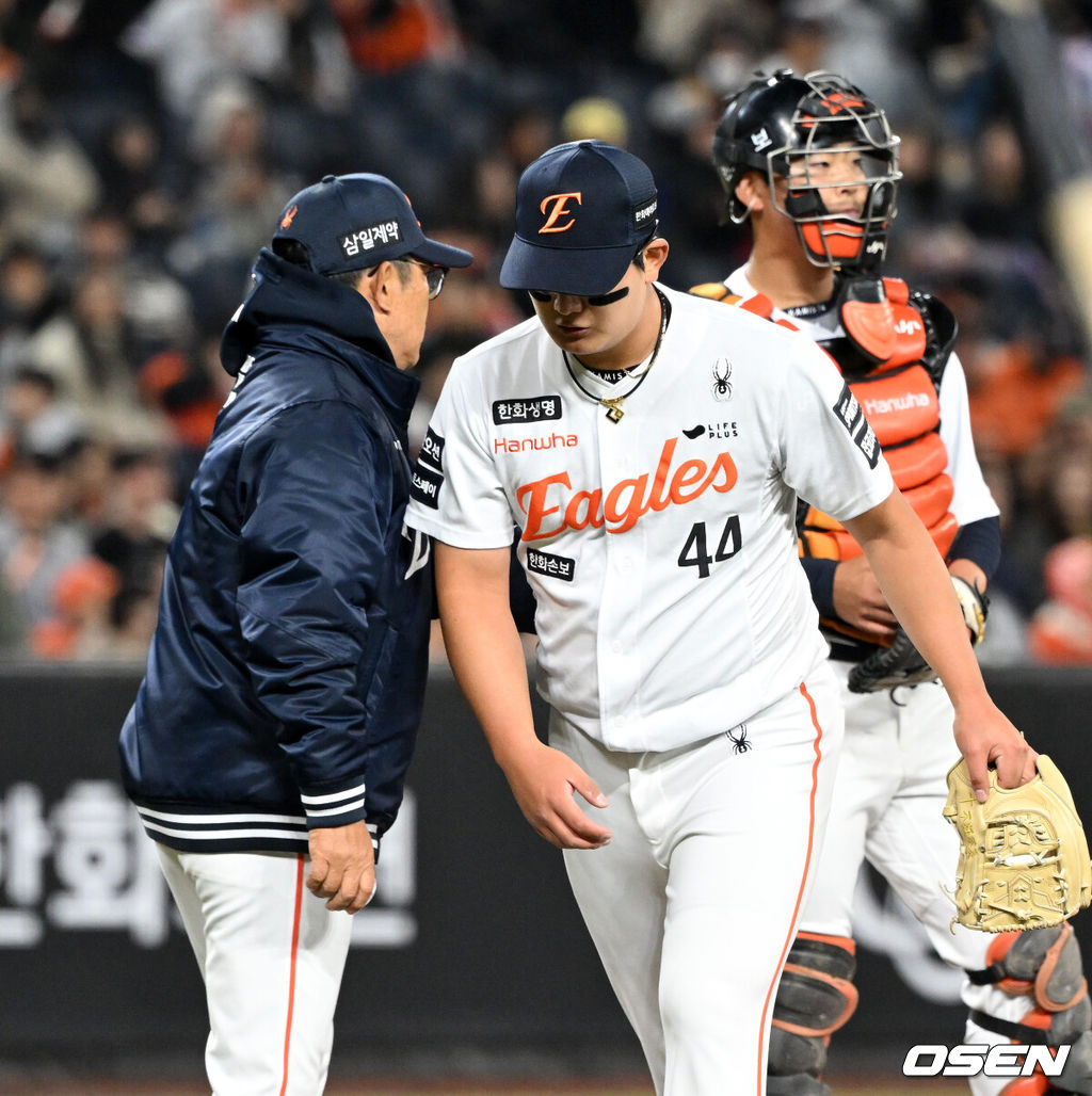 1일 대전 한화생명볼파크에서 2026 신한 SOL KBO리그 한화 이글스와 KT 위즈의 경기가 열렸다.이날 한화는 류현진, KT는 고영표를 선발로 내세웠다.8회초 2사 1,2루에서 한화 김서현이 마운드를 내려가고 있다. 2026.04.01 /sunday@osen.co.krc