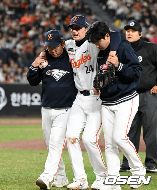 [OSEN=대전, 이대선 기자] 31일 대전 한화생명볼파크에서 2026 신한 SOL KBO리그 한화 이글스와 KT 위즈의 경기가 열렸다.이날 한화는 오웬 화이트, KT는 케일럽 보쉴리를 선발로 내세웠다.3회초 무사 1,2루에서 한화 화이트가 수비 과정에서 부상을 당하며 교체되고 있다. 2026.03.31 /sunday@osen.co.kr