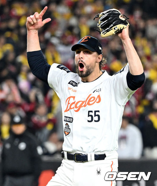 [OSEN=대전, 이대선 기자] 30일 대전 한화생명볼파크에서 2025 신한 SOL Bank KBO리그 포스트시즌 한국시리즈 4차전 한화 이글스와 LG 트윈스의 경기가 열렸다.이날 경기에 한화는 와이스를, LG는 치리노스를 선발투수로 내세웠다. 7회초 1사 1,2루에서 한화 와이스가 LG 문성주를 병살타로 처리하고 환호하고 있다. 2025.10.30 /sunday@osen.co.kr