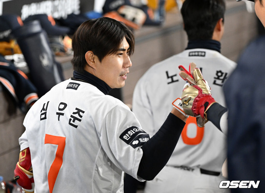 1일 대전 한화생명볼파크에서 2026 신한 SOL KBO리그 한화 이글스와 KT 위즈의 경기가 열렸다.이날 한화는 류현진, KT는 고영표를 선발로 내세웠다.8회말 1사 1,2루에서 한화 심우준이 좌월 스리런 홈런을 치고 더그아웃에서 동료들과 환호하고 있다. 2026.04.01 /sunday@osen.co.krc