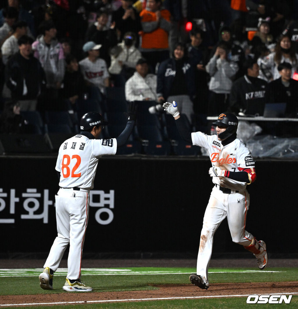1일 대전 한화생명볼파크에서 2026 신한 SOL KBO리그 한화 이글스와 KT 위즈의 경기가 열렸다.이날 한화는 류현진, KT는 고영표를 선발로 내세웠다.8회말 1사 1,2루에서 한화 심우준이 좌월 스리런 홈런을 치고 환호하고 있다. 2026.04.01 /sunday@osen.co.krc