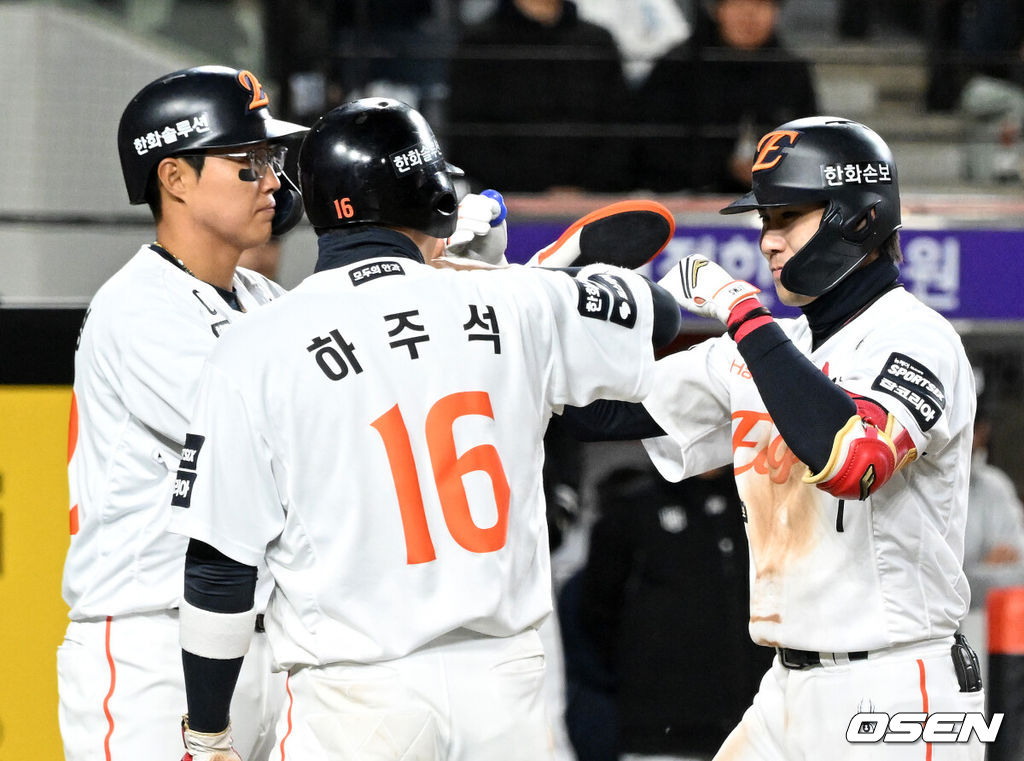 1일 대전 한화생명볼파크에서 2026 신한 SOL KBO리그 한화 이글스와 KT 위즈의 경기가 열렸다.이날 한화는 류현진, KT는 고영표를 선발로 내세웠다.8회말 1사 1,2루에서 한화 심우준이 좌월 스리런 홈런을 치고 홈에서 채은성, 하주석의 축하를 받고 있다. 2026.04.01 /sunday@osen.co.krc