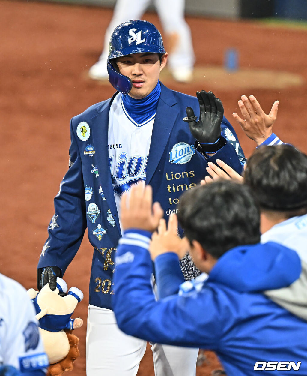 1일 대구삼성라이온즈파크에서 2026 신한 SOL KBO 리그 삼성 라이온즈와 두산 베어스의 경기가 열렸다. 홈팀 삼성은 양창섭이, 방문팀 두산은 최승용이 선발 출전했다. 삼성 라이온즈 구자욱이 6회말 1사 2루 우월 2점 홈런을 치고 하이파이브를 하고 있다. 2026.04.01 / foto0307@osen.co.kr