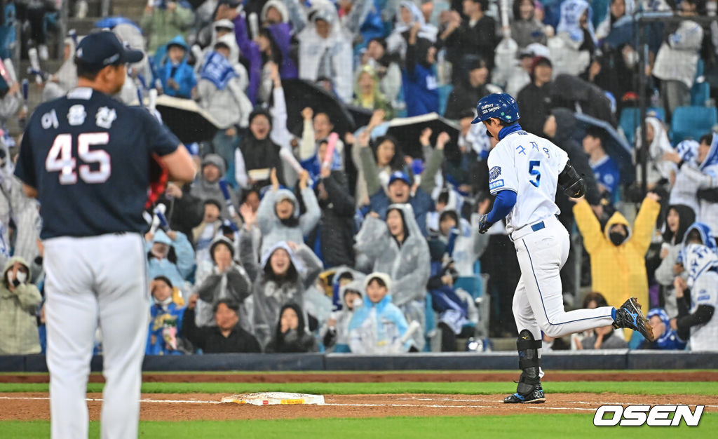 1일 대구삼성라이온즈파크에서 2026 신한 SOL KBO 리그 삼성 라이온즈와 두산 베어스의 경기가 열렸다. 홈팀 삼성은 양창섭이, 방문팀 두산은 최승용이 선발 출전했다. 삼성 라이온즈 구자욱이 6회말 1사 2루 우월 2점 홈런을 치고 진루하고 있다. 2026.04.01 / foto0307@osen.co.kr