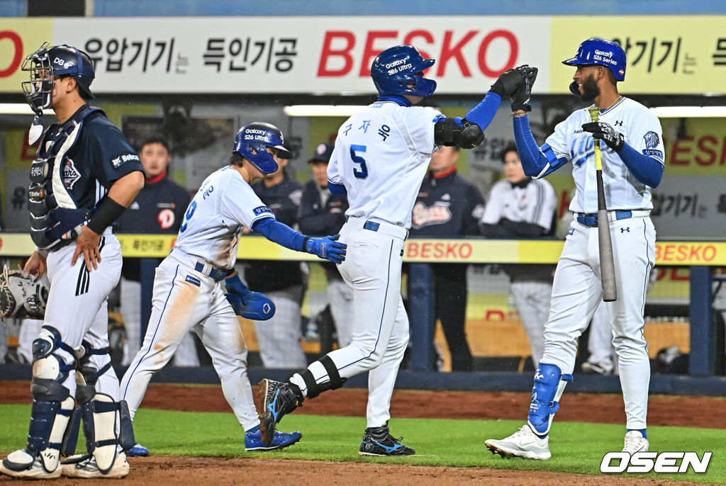 1일 대구삼성라이온즈파크에서 2026 신한 SOL KBO 리그 삼성 라이온즈와 두산 베어스의 경기가 열렸다. 홈팀 삼성은 양창섭이, 방문팀 두산은 최승용이 선발 출전했다. 삼성 라이온즈 구자욱이 6회말 1사 2루 우월 2점 홈런을 치고 하이파이브를 하고 있다. 2026.04.01 / foto0307@osen.co.kr
