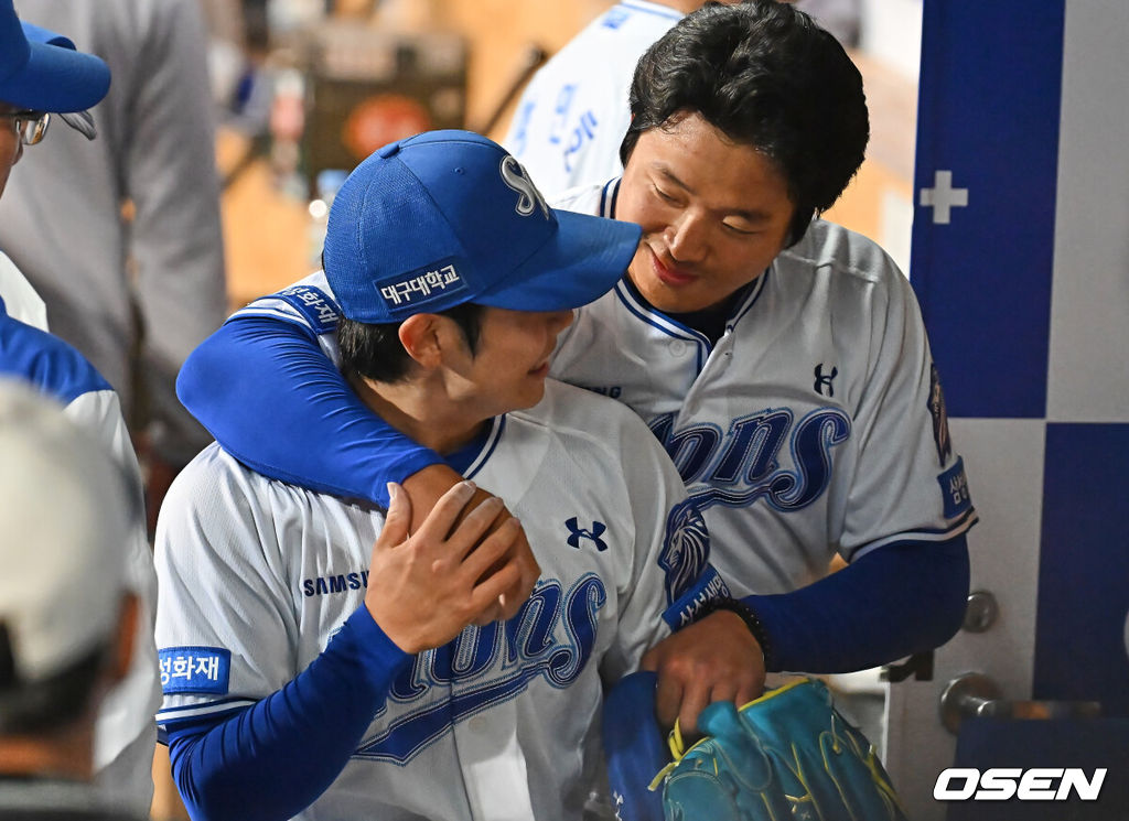 1일 대구삼성라이온즈파크에서 2026 신한 SOL KBO 리그 삼성 라이온즈와 두산 베어스의 경기가 열렸다. 홈팀 삼성은 양창섭이, 방문팀 두산은 최승용이 선발 출전했다. 삼성 라이온즈 김지찬이 4회초 2사 1,2루 두산 베어스 양석환의 타구를 호수비로 잡아내고 양창섭의 축하를 받고 있다. 2026.04.01 / foto0307@osen.co.kr