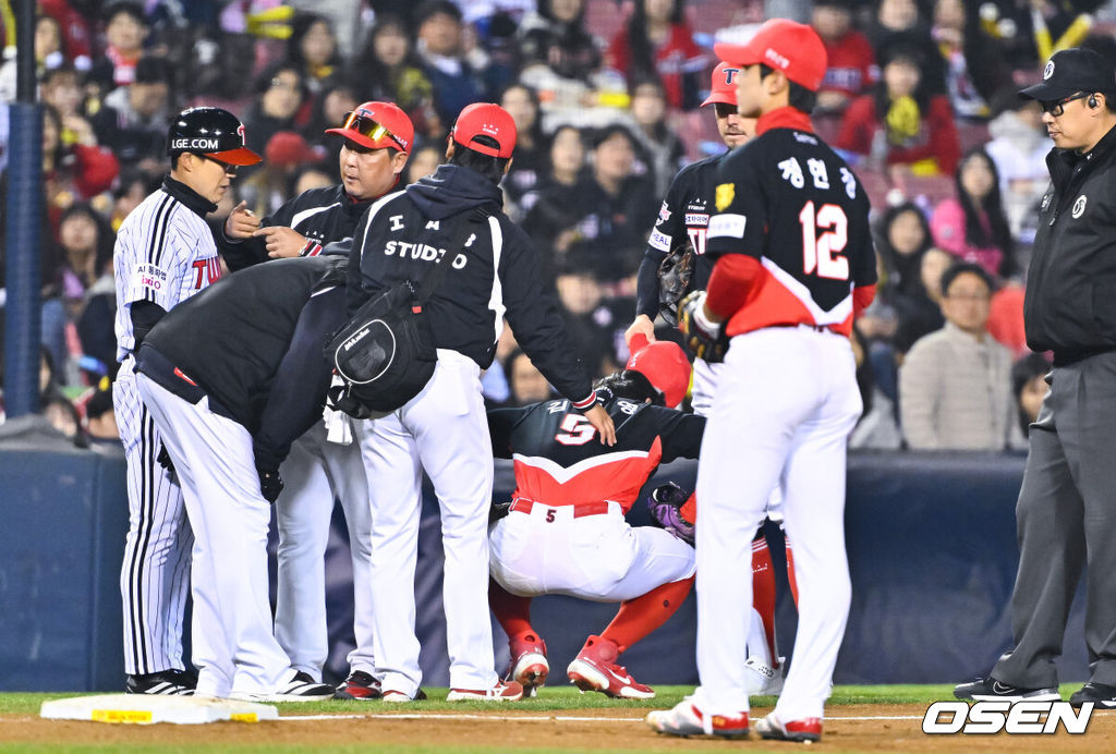 1일 서울 잠실야구장에서 2026 신한 SOL KBO리그 LG 트윈스와 KIA 타이거즈의 경기가 열렸다. 이날 LG는 송승기를, KIA는 양현종을 선발로 내세웠다.8회말 엘 박동원 타구를 수비하던 도중 다친 KIA 김도영이 몸 상태를 살피고 있다.     2026.04.01 / soul1014@osen.co.kr